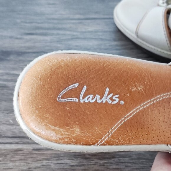 Clarks Strappy Sandals Sz 8 Beige Brown Leather Round Toe Slip On Heeled Sandal - Picture 8 of 15